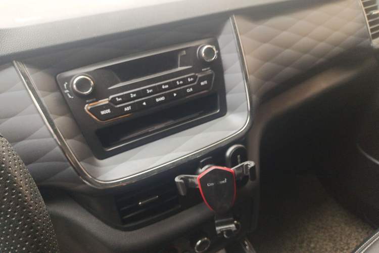 Used SRM Gold Hiace 2021 1.5L Passenger Vehicle Engineering Lion 7 Seats Audio And AC Panel