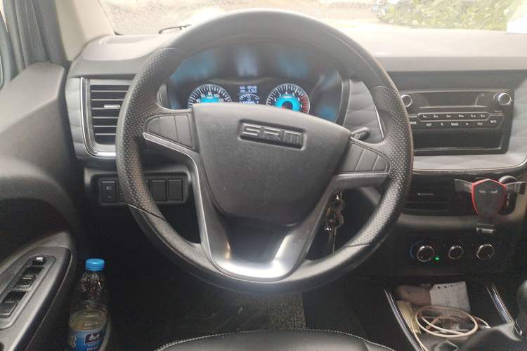 Used SRM Gold Hiace 2021 1.5L Passenger Vehicle Engineering Lion 7 Seats Steering Wheel