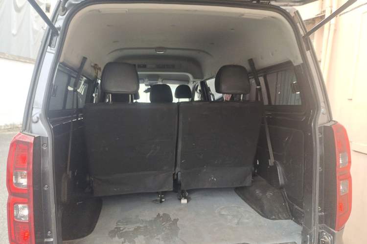 Used SRM Gold Hiace 2021 1.5L Passenger Vehicle Engineering Lion 7 Seats Trunk