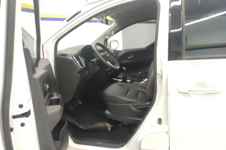 Used SRM Gold Hiace 2021 1.5L Passenger Vehicle Travel Lion 5-Seater Left Front Seat
