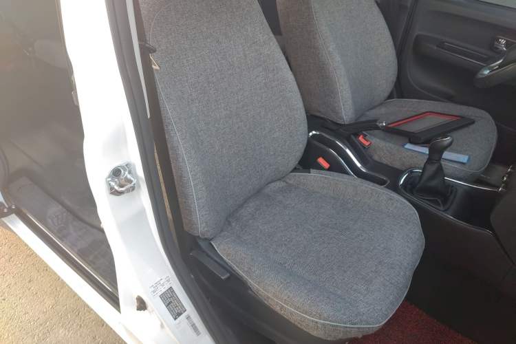 Used SRM Gold Hiace 2021 1.5L Passenger Van Engineering Lion Model Central Air Conditioning Version 9 Seats Right Front Seat