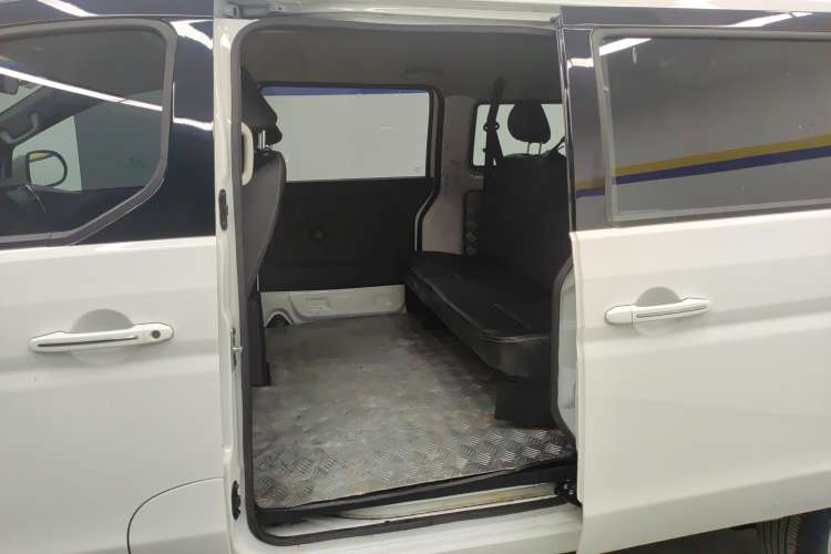 Used SRM Gold Hiace 2021 1.5L Passenger Vehicle Travel Lion 5-Seater Right Rear Seat