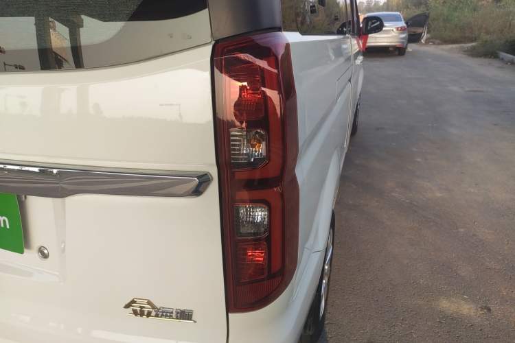 Used SRM Gold Hiace 2021 1.5L Passenger Van Engineering Lion Model Central Air Conditioning Version 9 Seats Right Rear Taillight