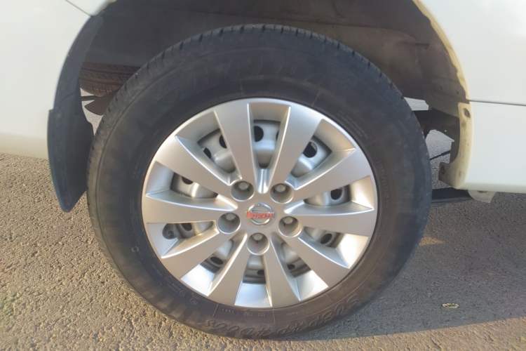 Used SRM Gold Hiace 2021 1.5L Passenger Van Engineering Lion Model Central Air Conditioning Version 9 Seats Right Rear Wheel Hub