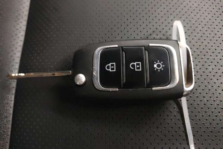 Used SRM Gold Hiace 2021 1.5L Passenger Vehicle Travel Lion 5-Seater Vehicle Key
