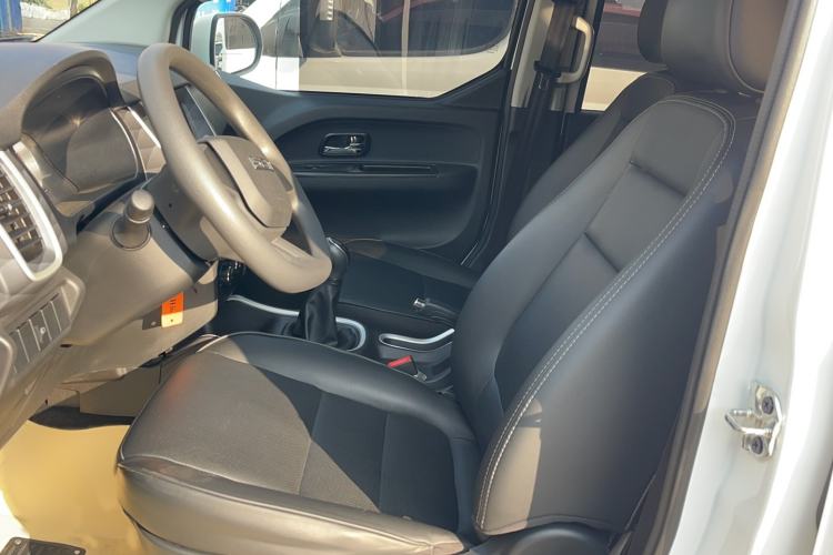 Used SRM Gold Hiace 2024 2.0L Travel Lion 9-Seater Central Air Conditioning Left Front Seat