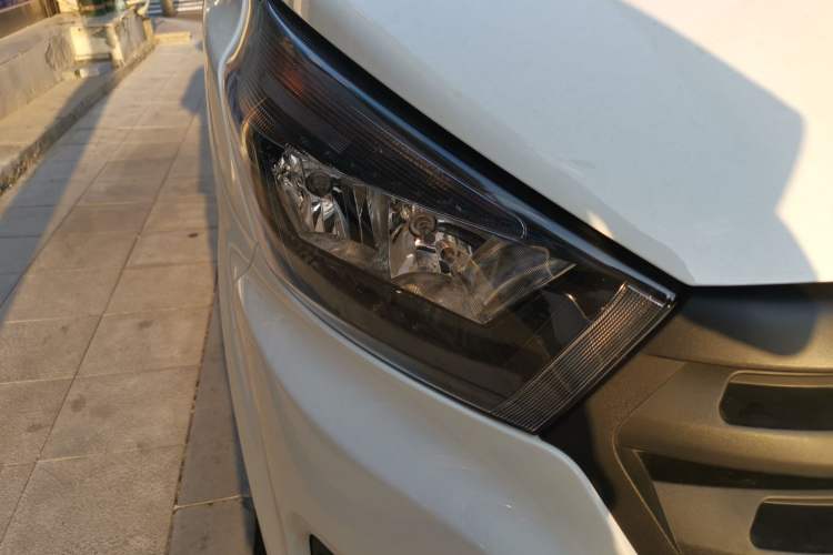 Used SRM Gold Hiace M Classic 2022 1.5L Engineering Lion Passenger Vehicle 6 Seats Right Front Headlight