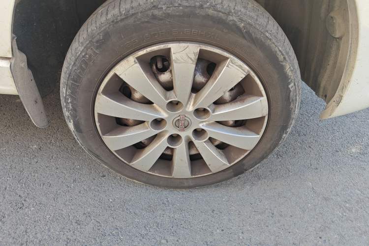 Used SRM Gold Hiace M Classic 2022 1.5L Engineering Lion Passenger Vehicle 5 Seats Right Front Wheel Hub