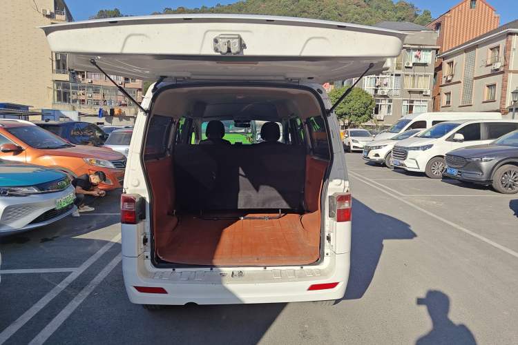 Used SRM Gold Hiace M Classic 2022 1.5L Engineering Lion Passenger Vehicle 5 Seats Trunk