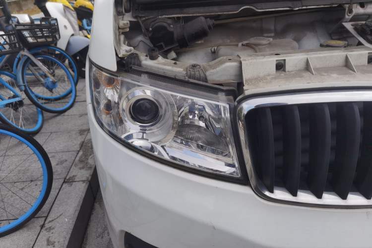 Used SRM Haoyun 2022 Commercial Van Entrepreneurial Type Right Front Headlight