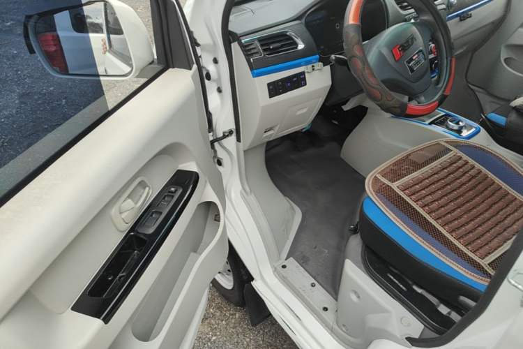 Used SRM Haoyun 2023 Standard Passenger Van 6 Seats Driver Seat