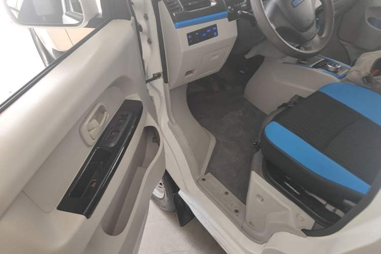 Used SRM Haoyun 2023 Standard Passenger Van 6 Seats Driver Seat