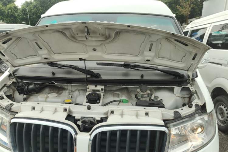 Used SRM Haoyun 2023 Standard Passenger Van 6 Seats Engine Bay