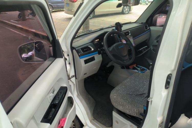 Used SRM Haoyun 2023 Standard Passenger Van 6 Seats Interior 3