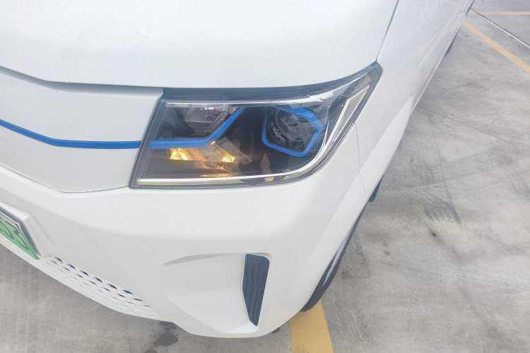 Used SRM Haoyun 2023 Launch Edition Entrepreneurial Van Left Front Headlight