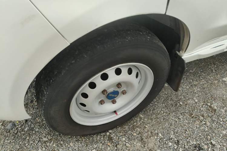 Used SRM Haoyun 2023 Standard Passenger Van 6 Seats Left Front Wheel Hub