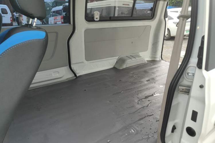 Used SRM Haoyun 2023 Standard Passenger Van 6 Seats Left Rear Seat