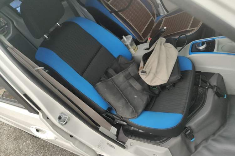 Used SRM Haoyun 2023 Standard Passenger Van 6 Seats Right Front Seat