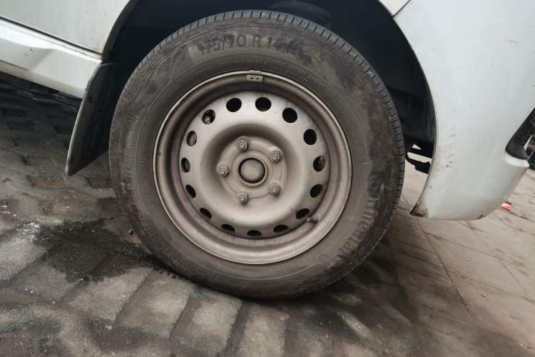 Used SRM Haoyun 2023 Standard Passenger Van 6 Seats Right Front Wheel Hub