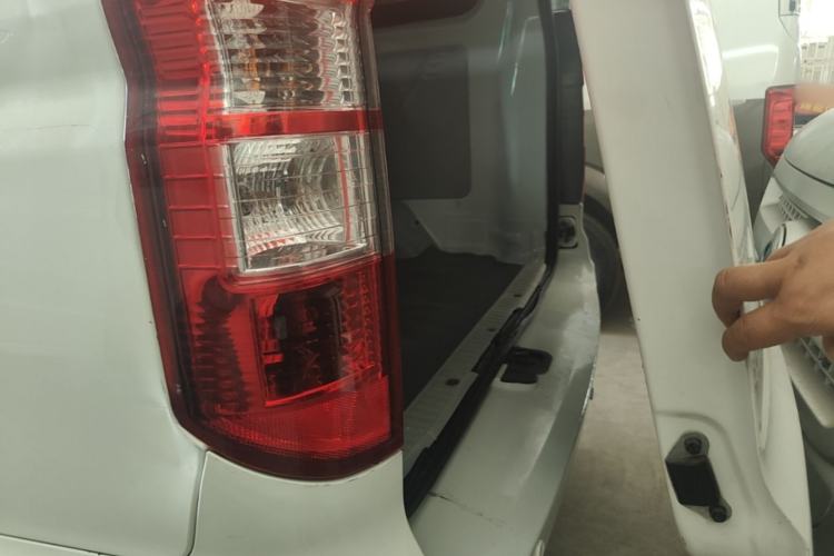 Used SRM Haoyun 2023 Standard Passenger Van 6 Seats Trunk
