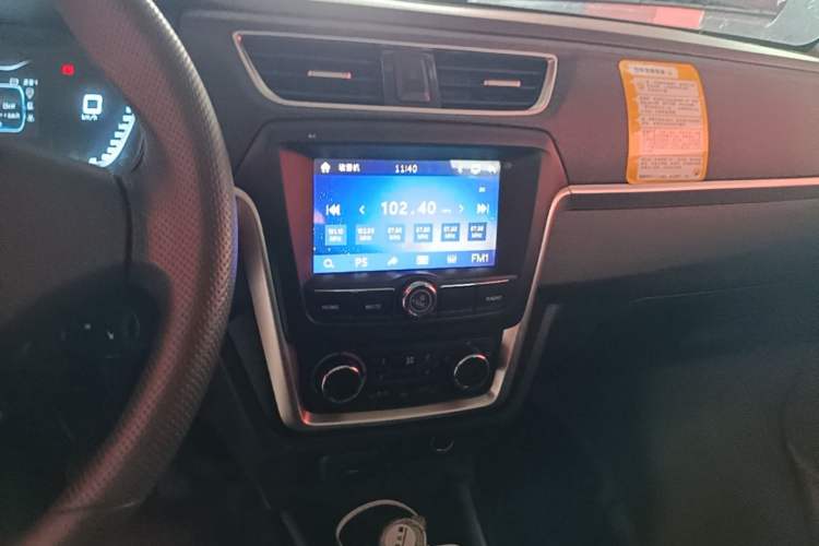Used SRM Haoyun 2025 Launch Edition Farady 42.3 kWh 305 km 6 seats Audio And AC Panel