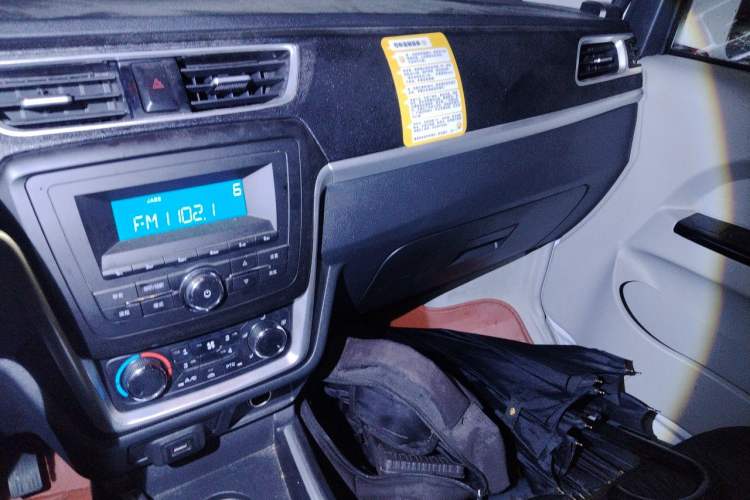 Used SRM Haoyun 2025 Launch Edition Farady 42.3 kWh 305 km 6 seats Audio And AC Panel