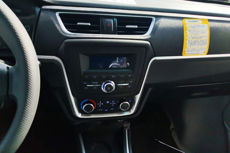 Used SRM Haoyun 2025 Launch Edition Farady 42.3 kWh 305 km 6 seats Audio And AC Panel