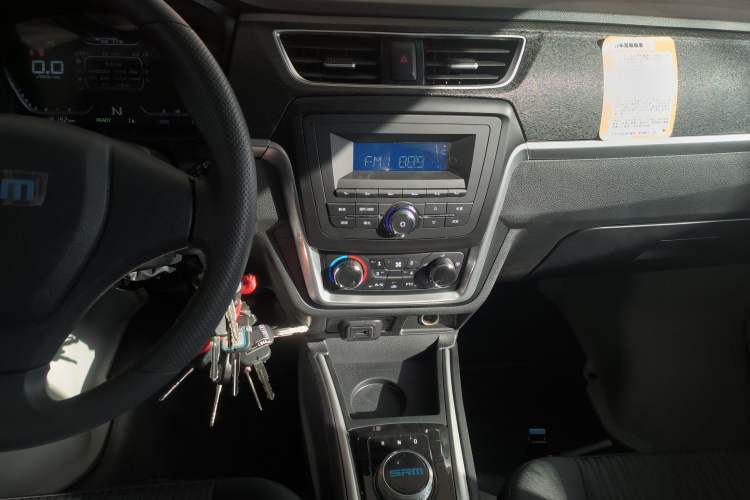 Used SRM Haoyun 2025 Launch Edition Farady 42.3 kWh 305 km 6 seats Audio And AC Panel