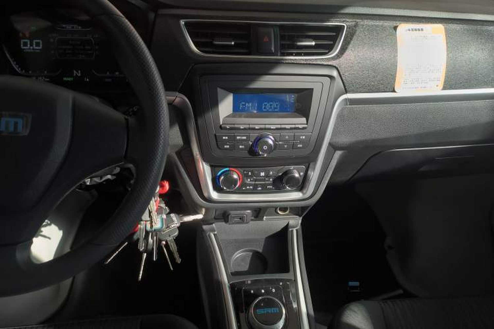 Used SRM Haoyun 2025 Launch Edition Farady 42.3 kWh 305 km 6 seats Audio And AC Panel