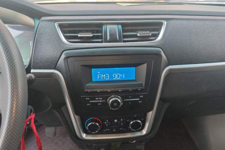 Used SRM Haoyun 2025 Launch Edition Farady 42.3 kWh 305 km 6 seats Audio And AC Panel