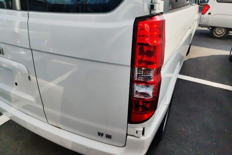 Used SRM Haoyun 2025 Launch Edition Farady 42.3 kWh 305 km 6 seats Exterior 3
