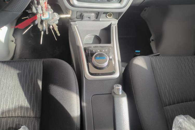 Used SRM Haoyun 2025 Launch Edition Farady 42.3 kWh 305 km 6 seats Gear Lever