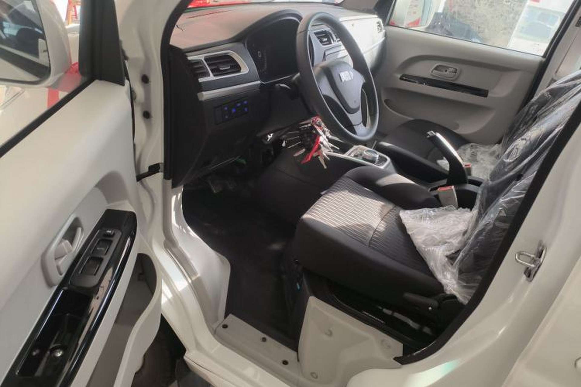 Used SRM Haoyun 2025 Launch Edition Farady 42.3 kWh 305 km 6 seats Interior 3