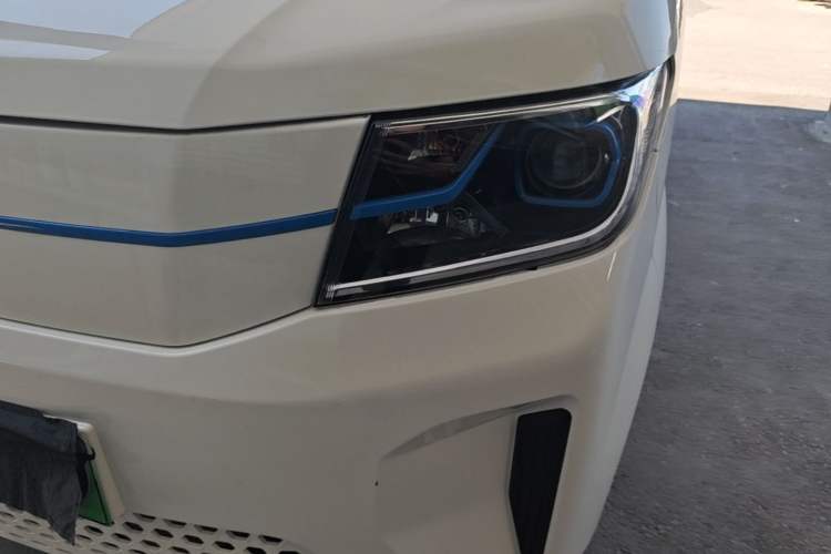 Used SRM Haoyun 2025 Launch Edition Farady 42.3 kWh 305 km 6 seats Left Front Headlight
