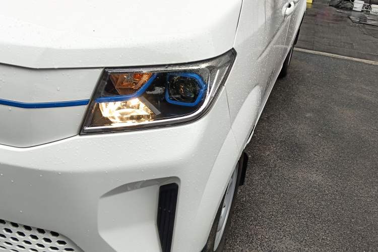 Used SRM Haoyun 2025 Launch Edition Farady 42.3 kWh 305 km 6 seats Left Front Headlight