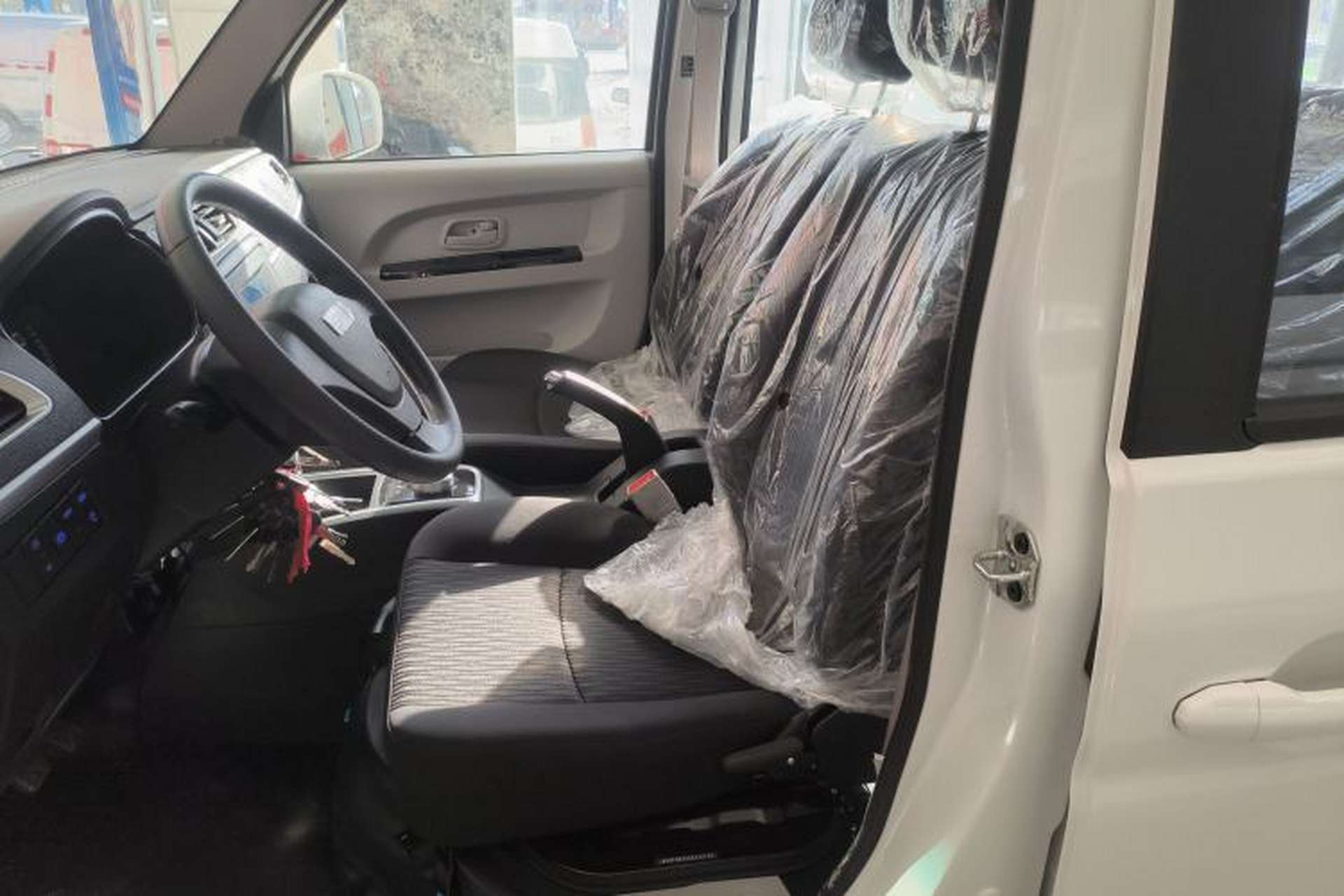 Used SRM Haoyun 2025 Launch Edition Farady 42.3 kWh 305 km 6 seats Left Front Seat