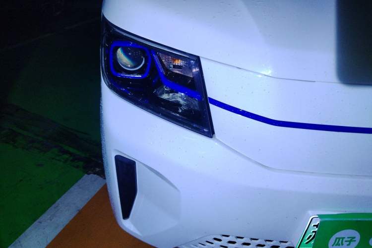Used SRM Haoyun 2025 Launch Edition Farady 42.3 kWh 305 km 6 seats Right Front Headlight