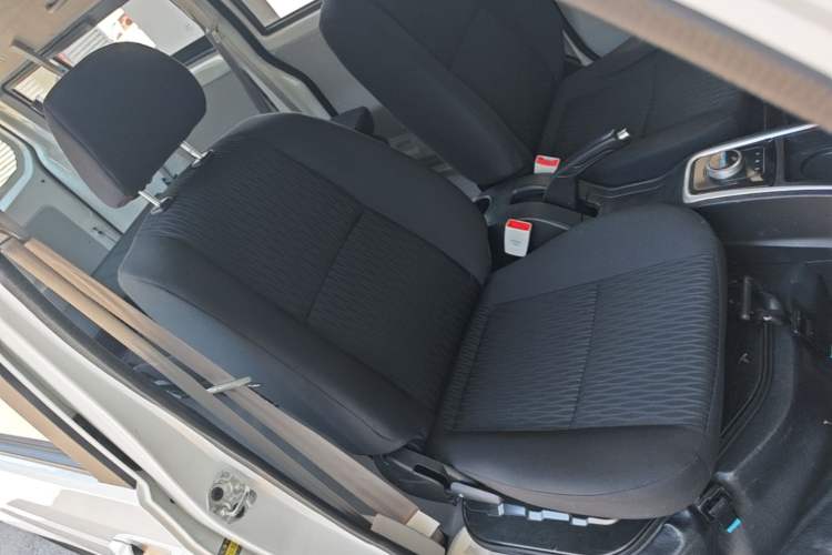 Used SRM Haoyun 2025 Launch Edition Farady 42.3 kWh 305 km 6 seats Right Front Seat