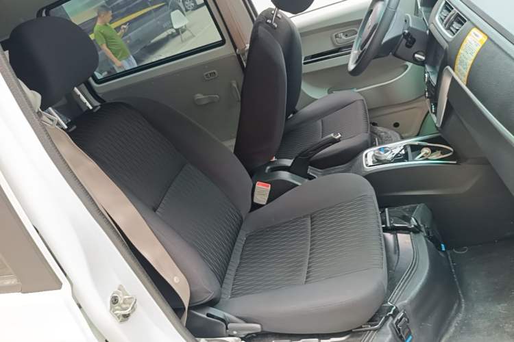 Used SRM Haoyun 2025 Launch Edition Farady 42.3 kWh 305 km 6 seats Right Front Seat