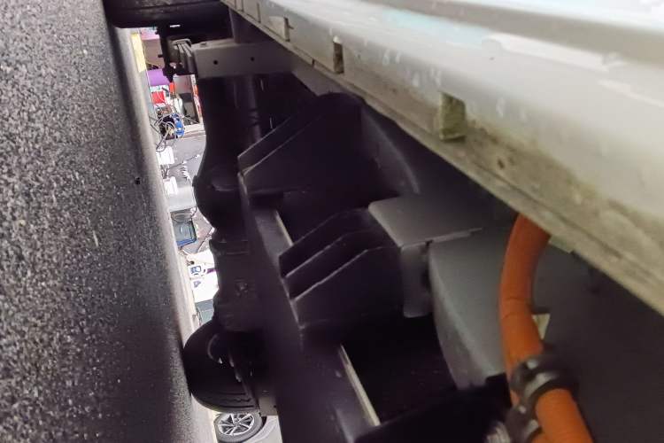 Used SRM Haoyun 2025 Launch Edition Farady 42.3 kWh 305 km 6 seats Right Side Sill