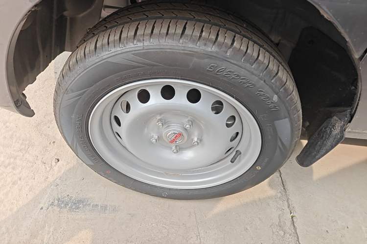 Used SRM Jinhaishi M 2025 1.5L Engineering Lion Passenger Van 5/6/7 Seats Left Front Wheel Hub