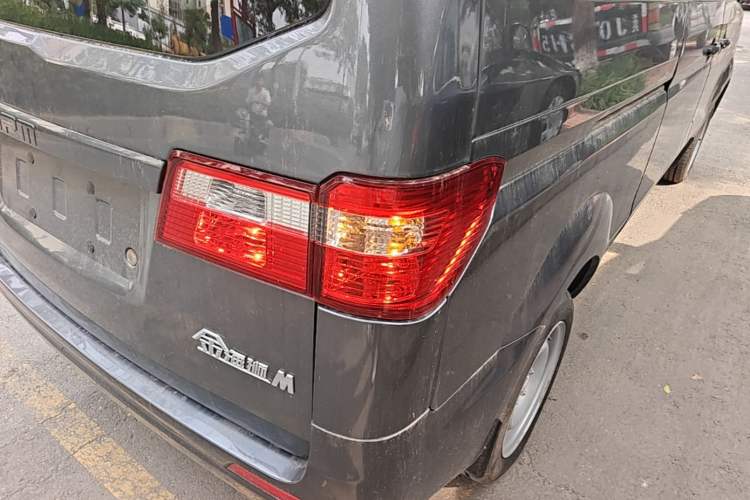 Used SRM Jinhaishi M 2025 1.5L Engineering Lion Passenger Van 5/6/7 Seats Right Rear Taillight