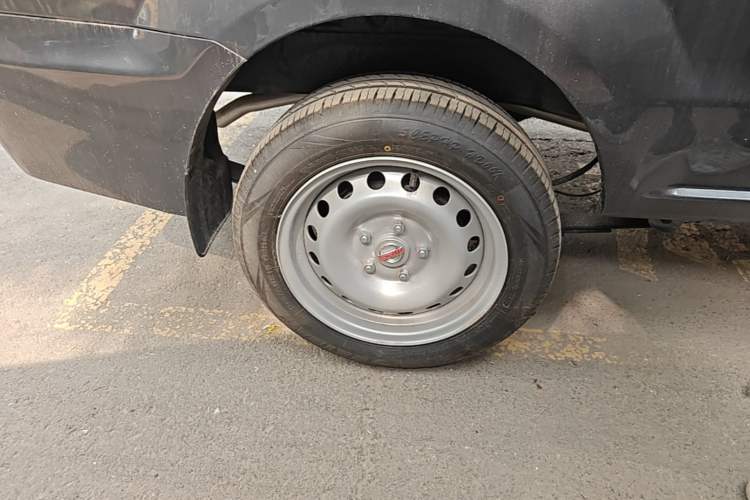 Used SRM Jinhaishi M 2025 1.5L Engineering Lion Passenger Van 5/6/7 Seats Right Rear Wheel Hub