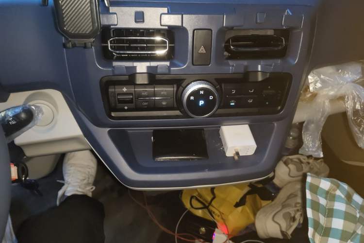 Used SRM New Energy E3 2025 Fudi 310KM Practical Van Audio And AC Panel