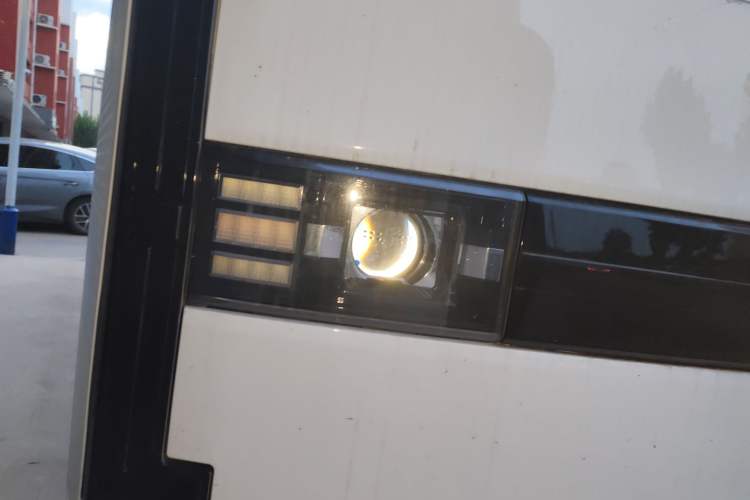 Used SRM New Energy E3 2025 Fudi 310KM Practical Van Right Front Headlight
