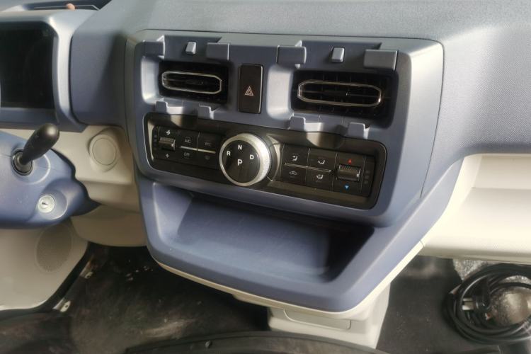 Used SRM New Energy E3 2025 Fudi 310KM Practical Passenger Vehicle Audio And AC Panel