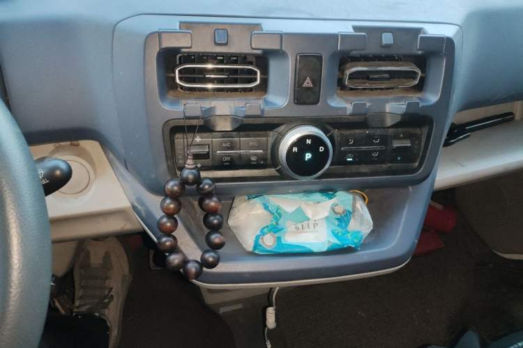 Used SRM New Energy E3 2025 Fudi 310KM Practical Passenger Vehicle Audio And AC Panel