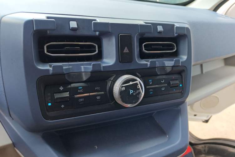 Used SRM New Energy E3 2025 Fudi 310KM Practical Passenger Vehicle Audio And AC Panel