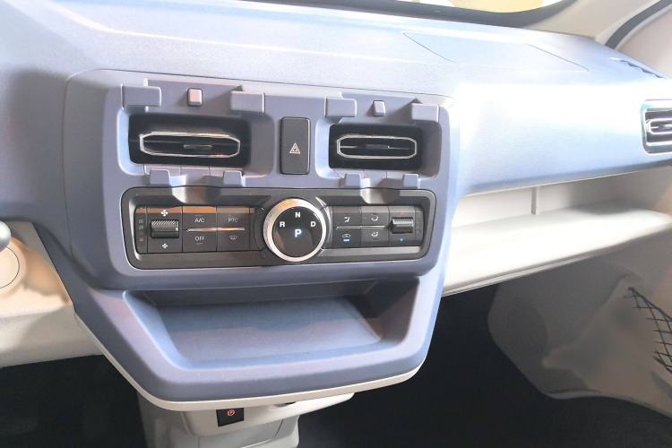 Used SRM New Energy E3 2025 Fudi 310KM Practical Passenger Vehicle Audio And AC Panel