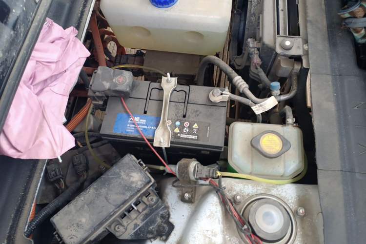 Used SRM New Energy E3 2025 Fudi 310KM Practical Passenger Vehicle Engine Bay